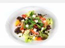 Řecký salát se sýrem feta, černými olivami, olivovým olejem a bazalkou