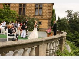 Hochzeitszeremonie im Schloss