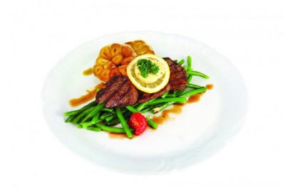 Lendenschnitten mit Kräuterbutter, gebackenem Knoblauch und grünen Bohnen