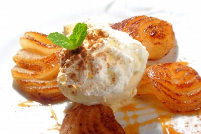 Pear with Cinnamon au gratin and with Vanilla Ice-Cream