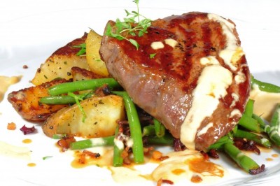 Beef Steak "Ball Tip" of the American Bull with Dijon Sauce, French Beans with Bacon and Roasted Potatoes