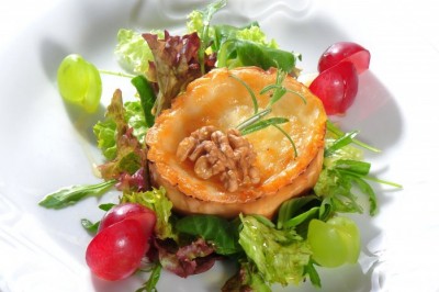 Salat mit feinem Ziegenkäse und Honig